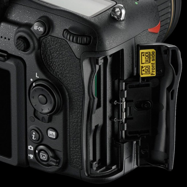 Цифр. фотокамера дзеркальна Nikon D500 Body (VBA480AE) Цифр. фотокамера дзеркальна Nikon D500 Body (VBA480AE)